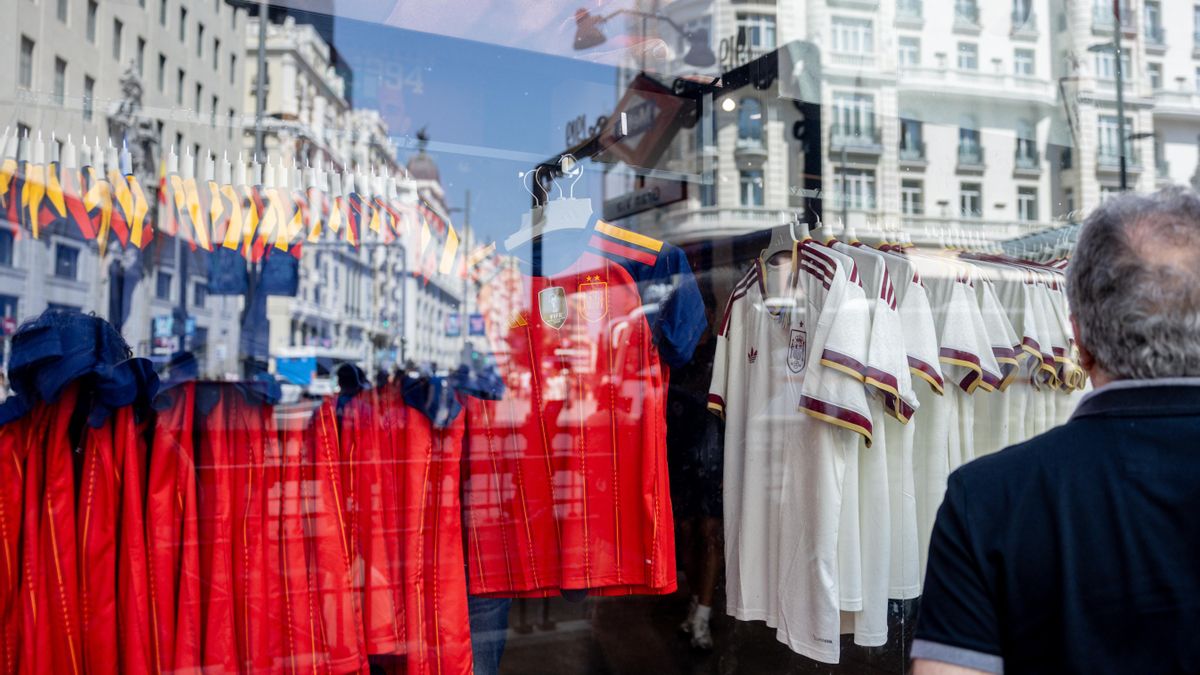 Escaparate con la camiseta de la Selección Española de fútbol con las dos estrellas tras ganar el Mundial 2026.