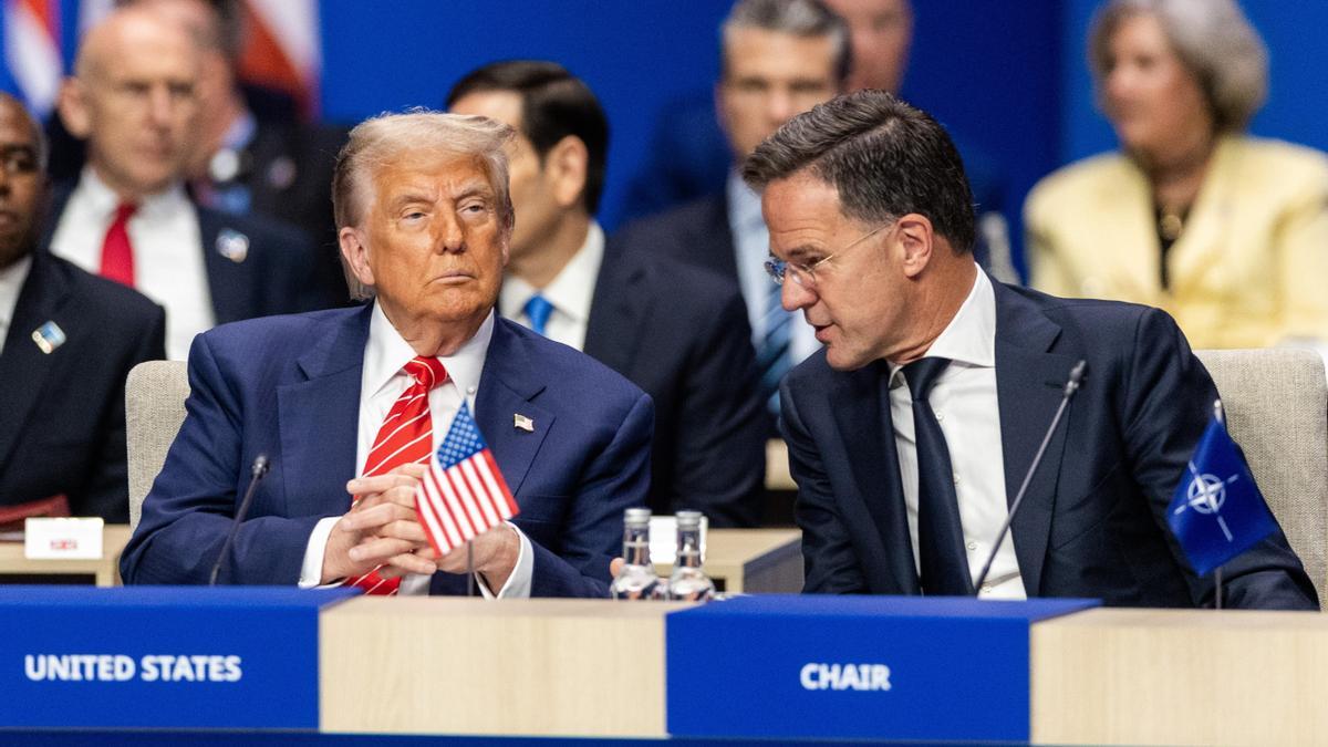 Donald Trump y Mark Rutte toman asiento al inicio de la Cumbre de la OTAN.