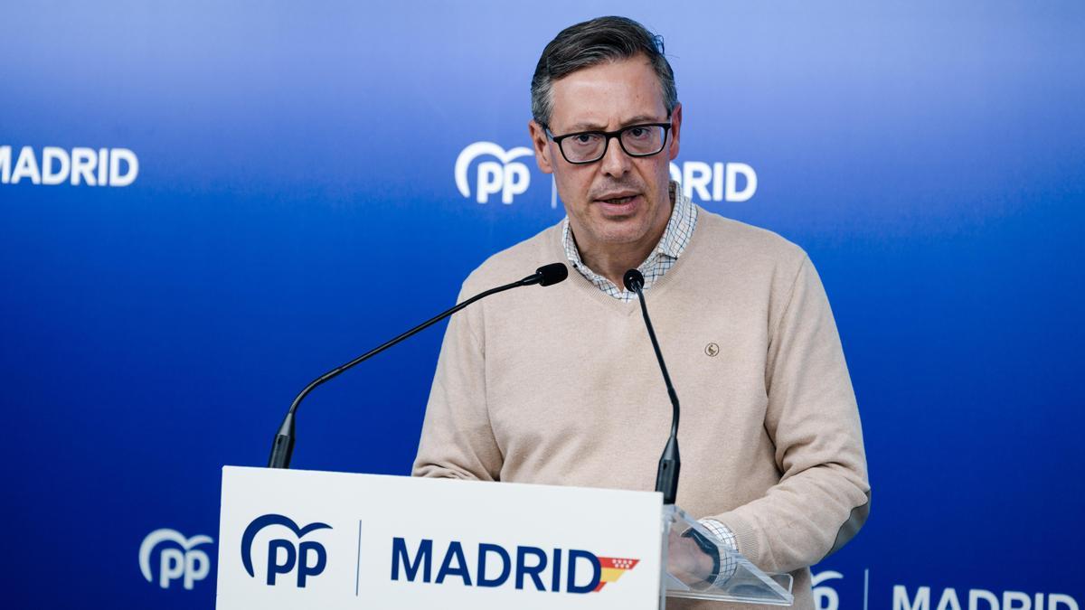 El secretario general del PP de Madrid, Alfonso Serrano, durante una rueda de prensa, en la sede del PP.