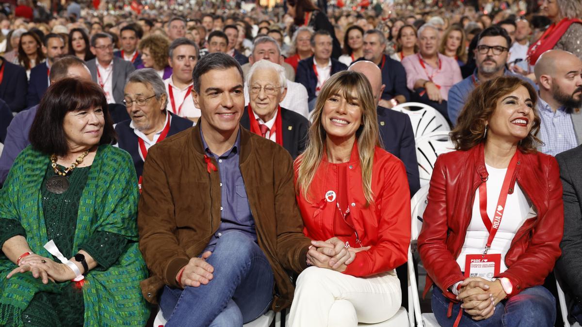 El presidente del Gobierno, Pedro Sánchez, su mujer Begoña Gómez, la vicesecretaria general del PSOE y ministra de Hacienda, María Jesús Montero la presidenta del PSOE, Cristina Narbona durante el 41 Congreso Federal del PSOE