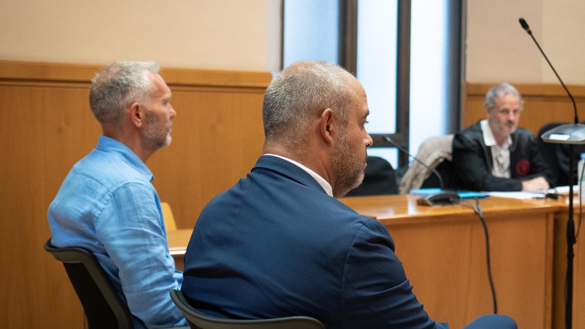 El exconseller de Interior de la Generalitat de Catalunya Miquel Buch (d) durante un juicio en la Audiencia de Barcelona, a 28 de junio de 2023.