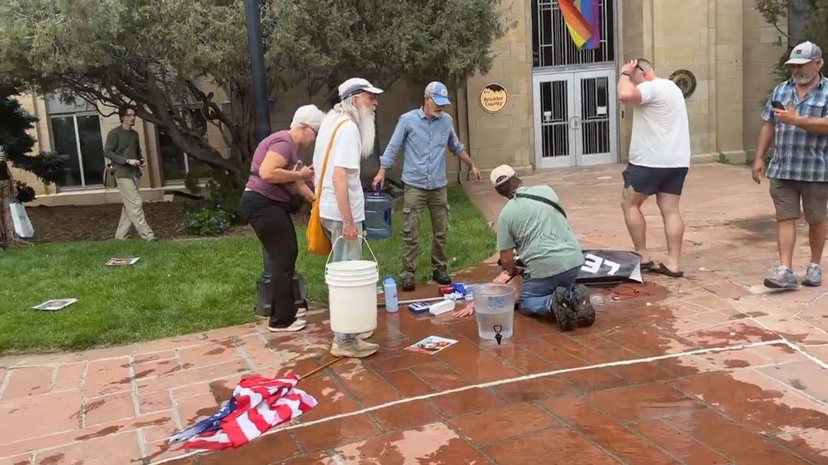 Captura de video de una persona recibiendo atención después del ataque en una zona comercia en Boulder, Colorado (EEUU)