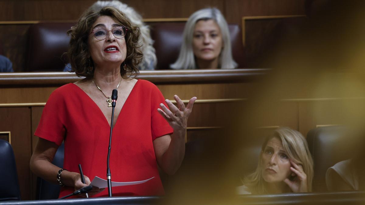 La vicepresidenta y ministra de Hacienda en la sesión de control en el Congreso.