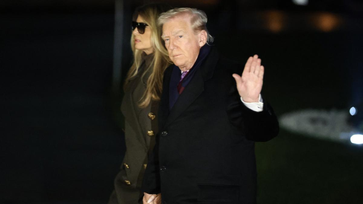 El presidente de Estados Unidos, Donald Trump, y la primera dama, Melania Trump, a su regreso a la Casa Blanca.