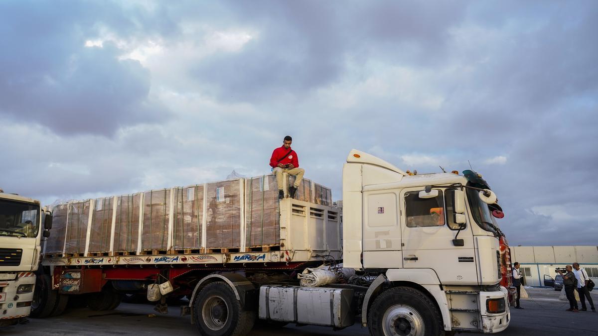 Camiones con ayuda humanitaria se alinean antes de dirigirse al cruce fronterizo de Rafah.
