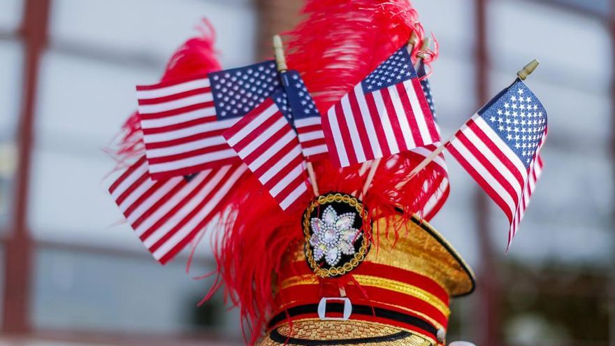 Una mujer participa en un desfile con motivo de la celebración del 4 de julio, Día de la Independencia de Estados Unidos, en Georgia.