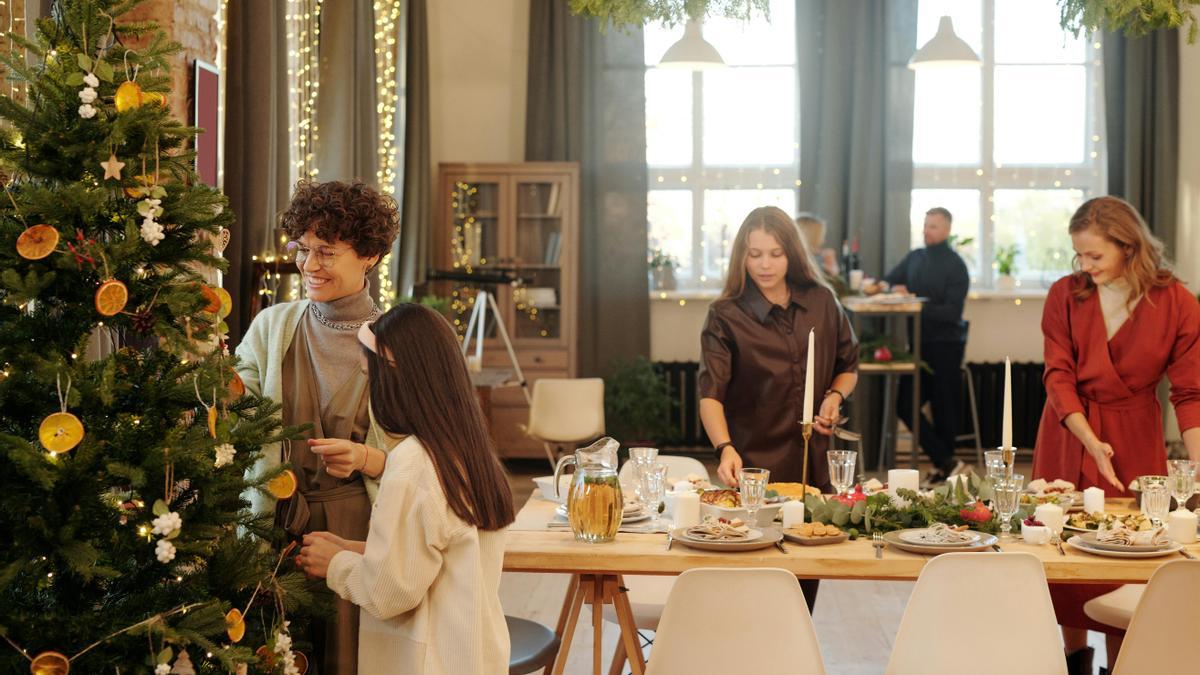 Preparativos para una cena de navideña.