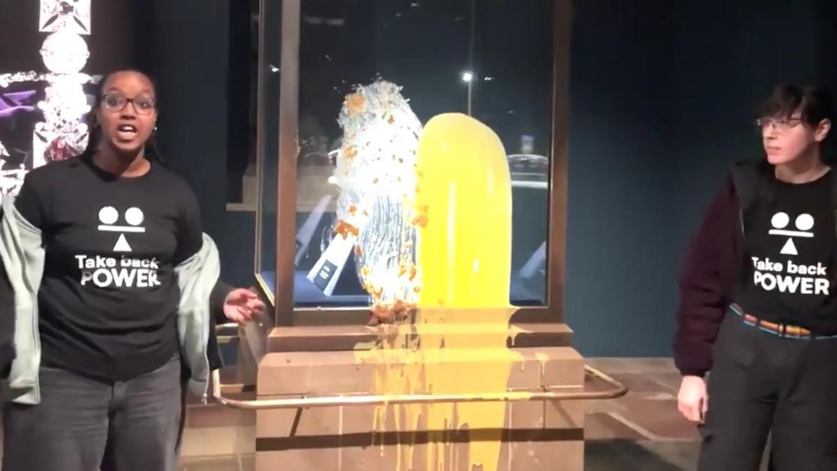 Los activistas que han atacado las joyas de la Corona en la Torre de Londres