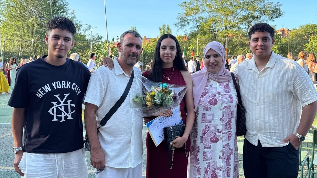 Hicham y Karima, junto a sus hijos Haitam, Adam y Umaima.