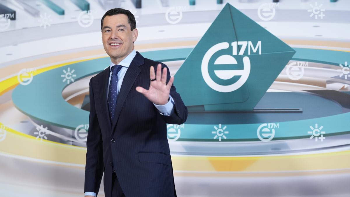 El presidente del PP de Andalucía y candidato a la reelección a la Junta, Juanma Moreno, a su llegada al segundo debate en Canal Sur.