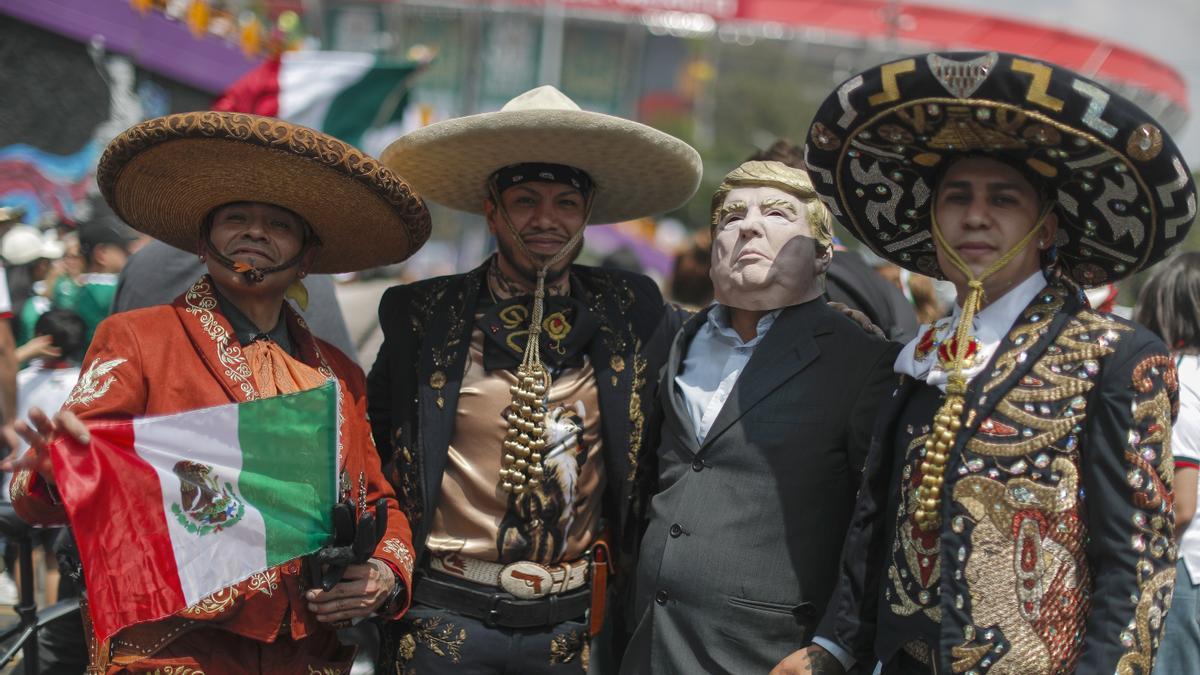 Aficionados en el entorno del estadio en el que se jugó el partido inaugural del Mundial en Ciudad de México.