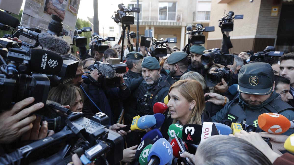 La exconsellera Salomé Pradas atiende a los medios de comunicación a su salida de los juzgados