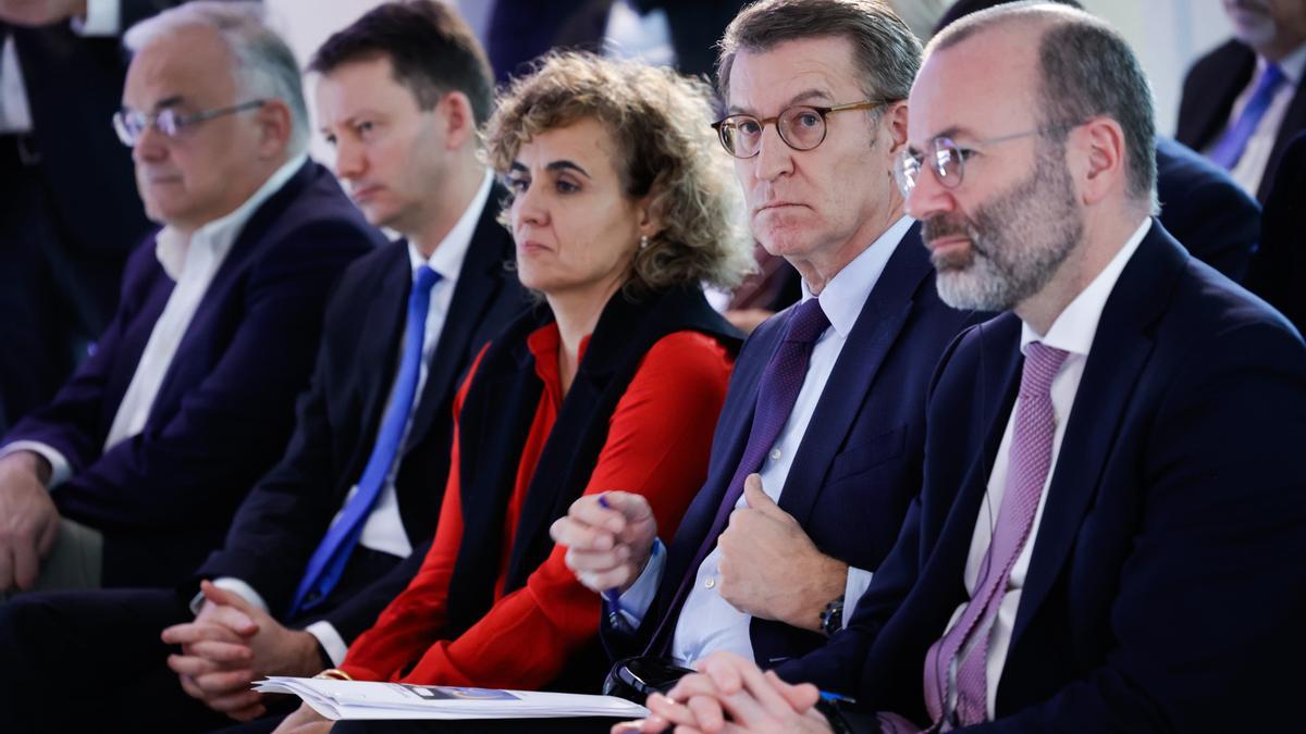 Archivo - El diputado del PP Esteban González Pons (2i); la eurodiputada del PP Dolors Montserrat (3d); el presidente del PP, Alberto Núñez Feijóo (2d), y el líder del PPE en la Eurocámara, Manfred Weber (1d), durante una conferencia del Partido Popular E