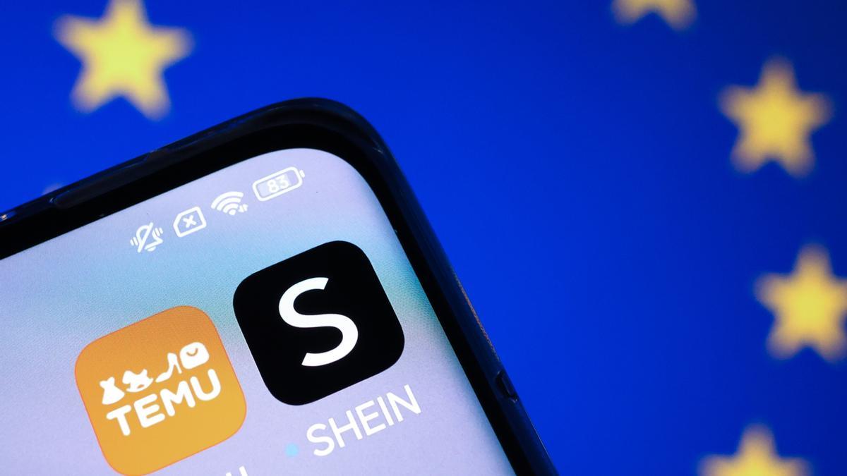 Foto de archivo de la aplicación de Shein frente a una pantalla con la bandera de la Unión Europea (UE).