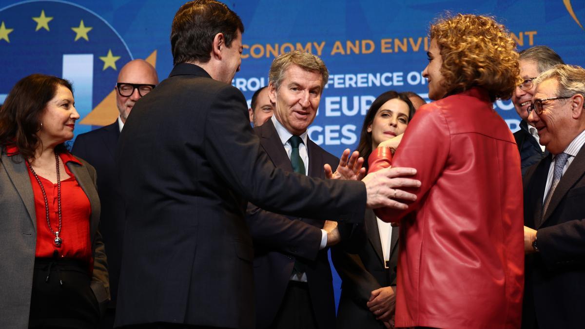 El presidente del Partido Popular, Alberto Núñez Feijóo (c), durante el encuentro del Grupo de Trabajo del EPP