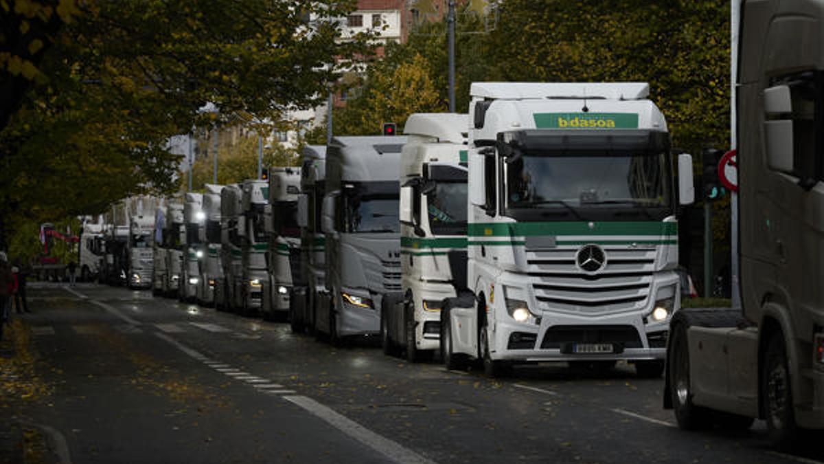 Un centenar de camiones toma las calles de Pamplona en las protestas del sector.