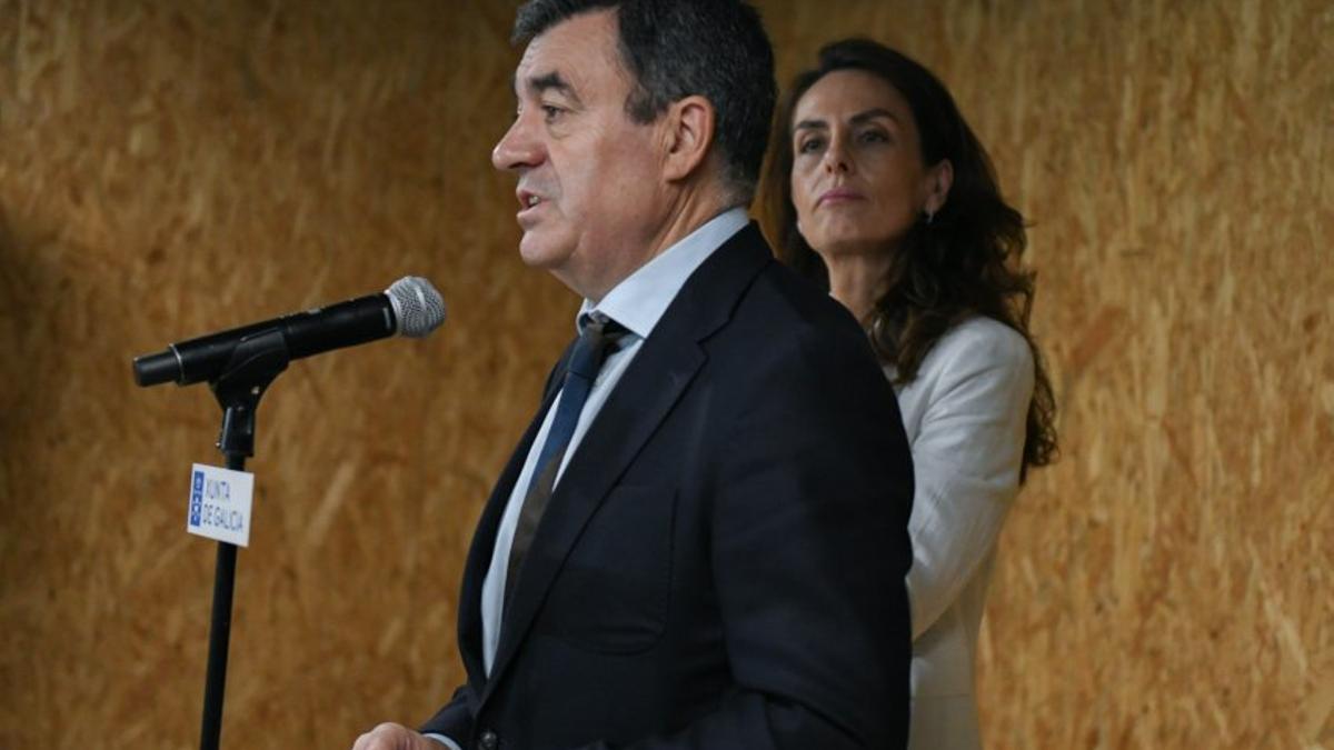 El conselleiro de Educación, Román Rodríguez, y la directora general de Planificación e Innovación Educativa, Judith Fernández.