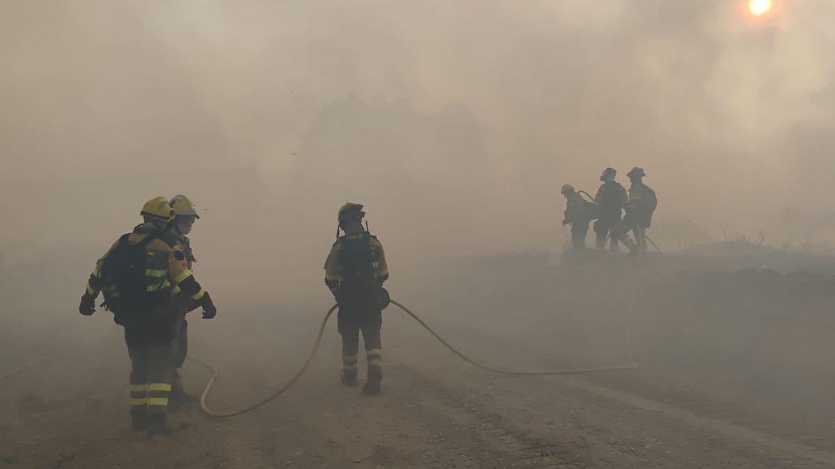 Bombeiros en el incendio de Vilardevós iniciado el 1 de agosto de 2025.
