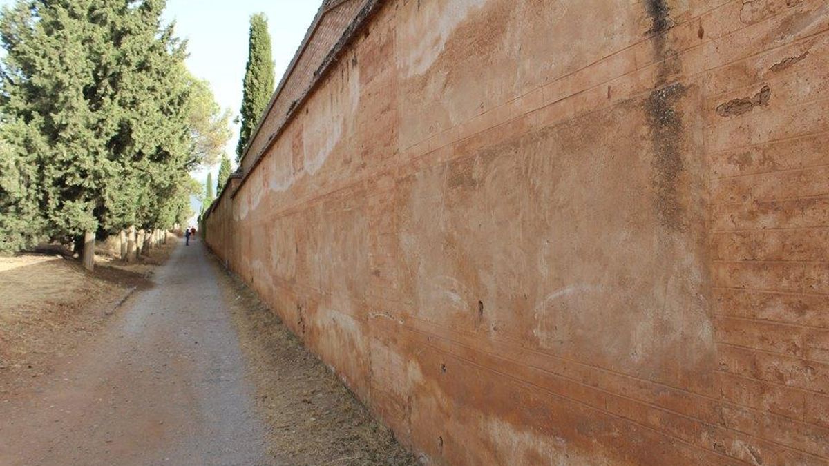 Tapia del cementerio de San José de Granada, lugar de memoria donde fueron fusiladas unas 4.000 personas.