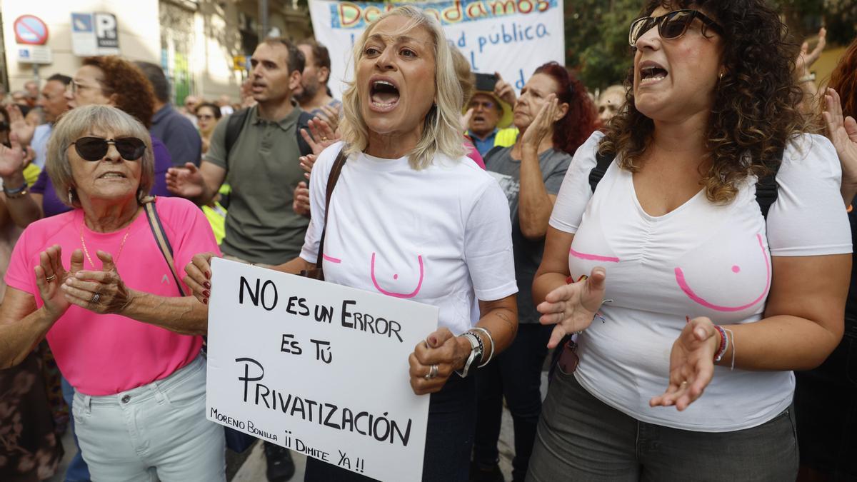 Concentración por los fallos en los cribados de cáncer de mama convocada por la Asociación de Mujeres Operadas de Cáncer de Mama (Asamma) con el lema 'Nuestra vida no puede esperar', a 10 de octubre de 2025.