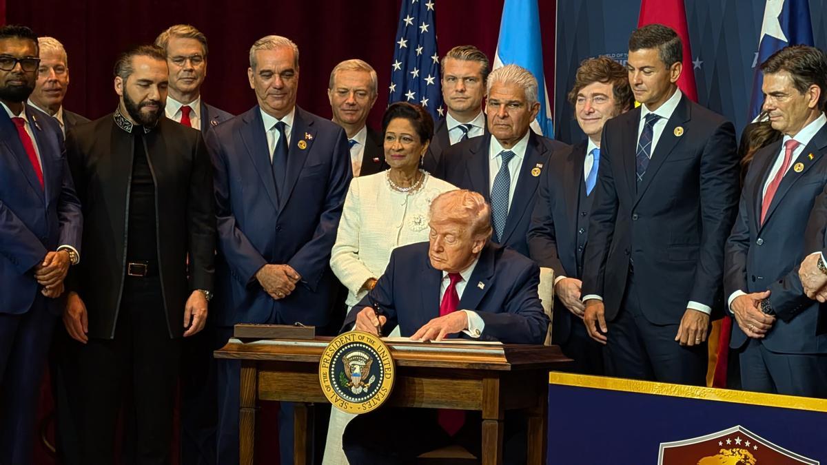 El presidente de Estados Unidos, Donald Trump (c), firma un documento junto a mandatarios latinoamericanos durante la cumbre bautizada como ‘Escudo de las Américas’ este sábado en Miami (EEUU).