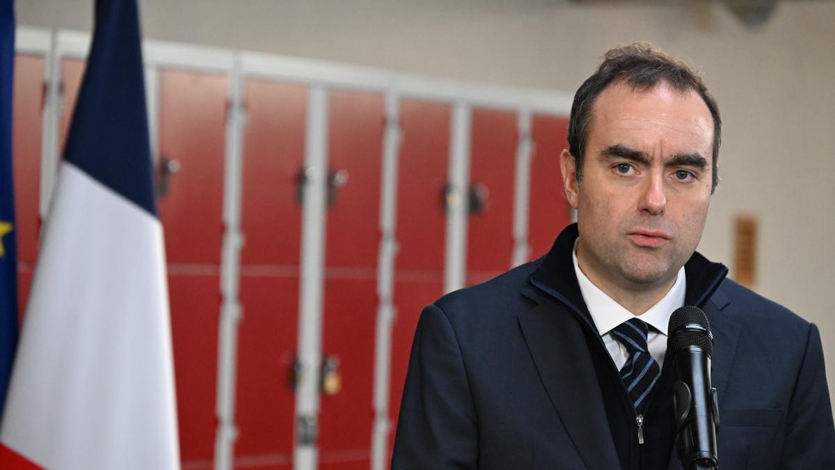 El primer ministro francés, Sébastien Lecornu, habla durante la inauguración de la escuela Aurelie Aubert en Rugles.