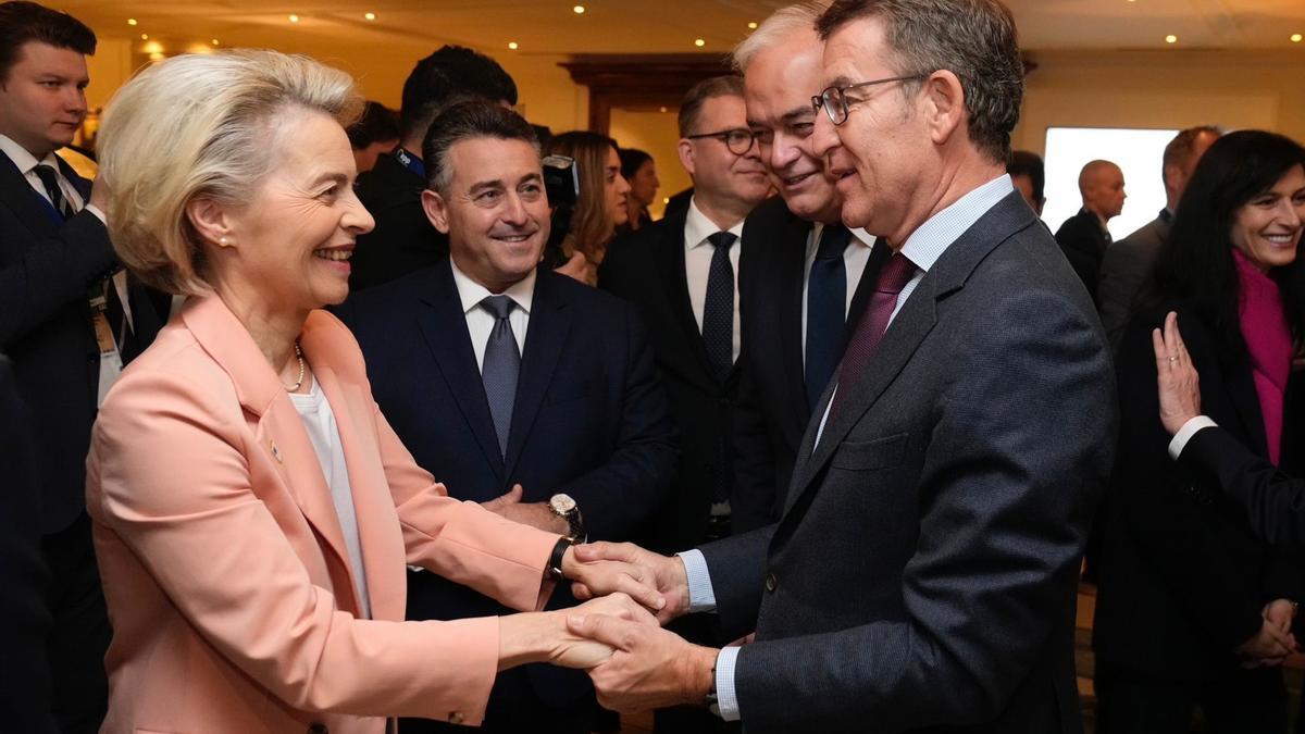 El líder del PP, Alberto Núñez Feijóo, saluda a la presidenta de la Comisión Europea, Ursula von der Leyen, en Bruselas.
