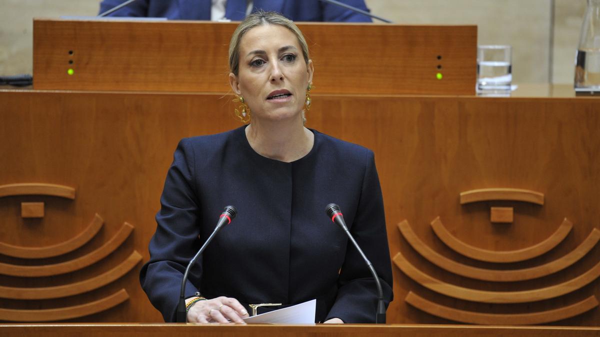 La presidenta de Extremadura, María Guardiola, durante la segunda sesión de investidura.