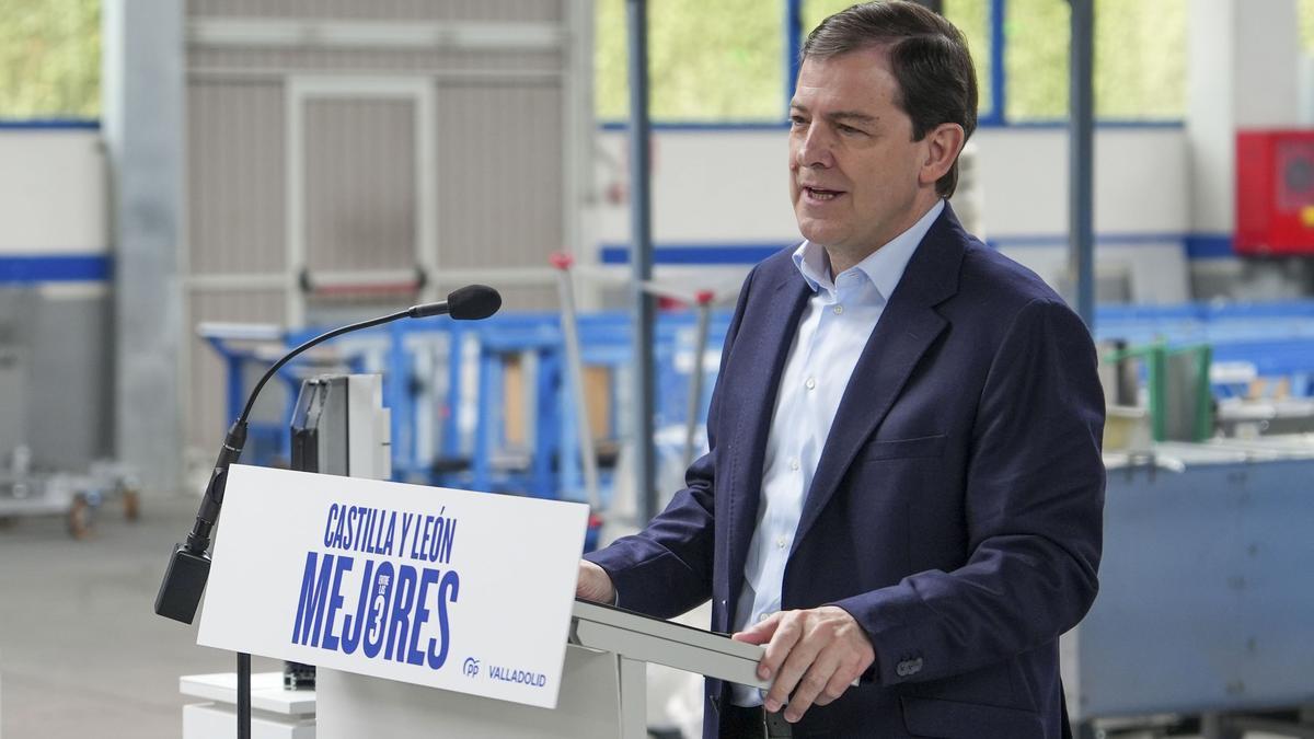 El candidato a la reelección a la presidencia de la Junta de Castilla y León, Alfonso Fernández Mañueco durante su visita a Tordesillas (Valladolid) a la empresa Technoform.