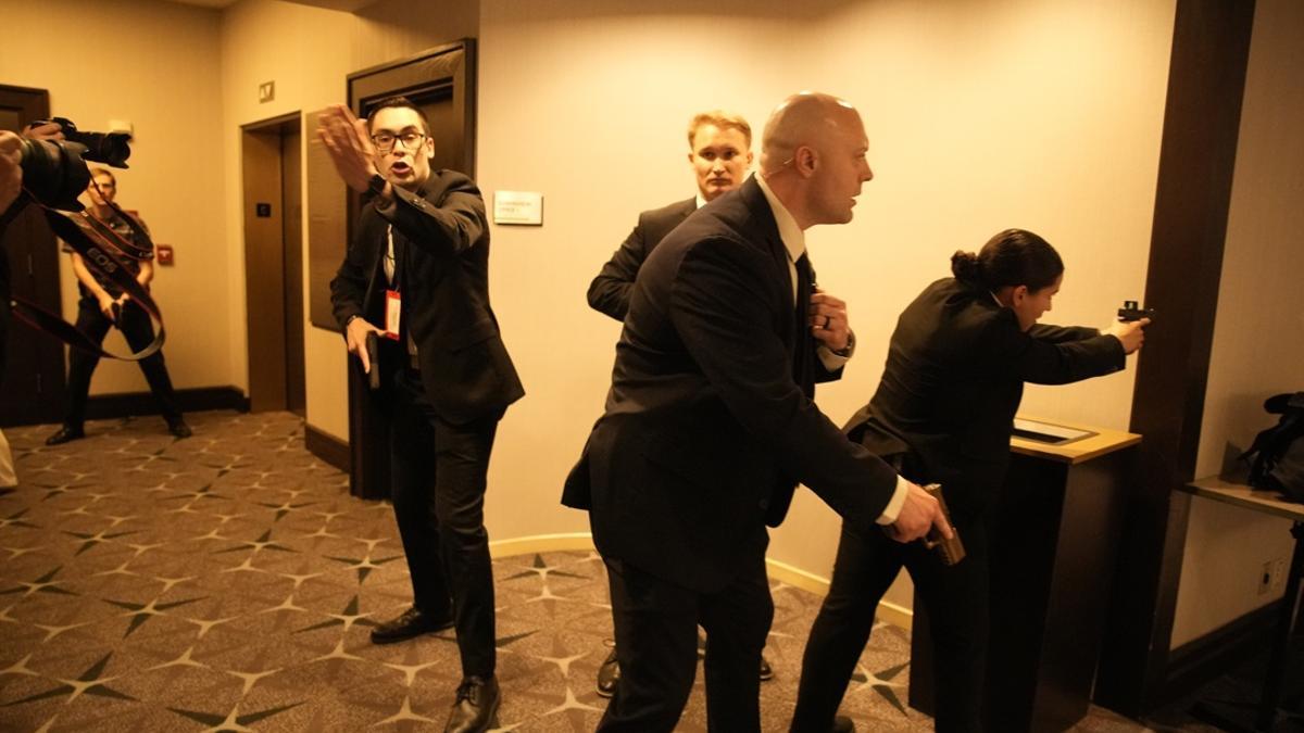 Personal de seguridad en alerta tras escuchar disparos en la cena de la Asociación de Corresponsales de la Casa Blanca, en Washington.