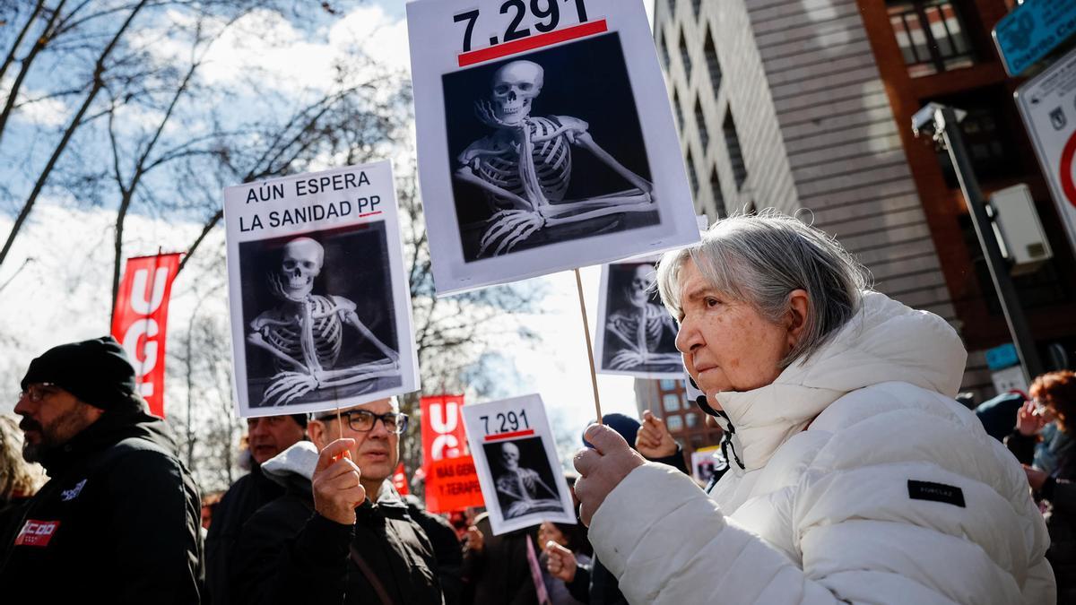 Miles de madrileños protestan contra la política sanitaria de Ayuso