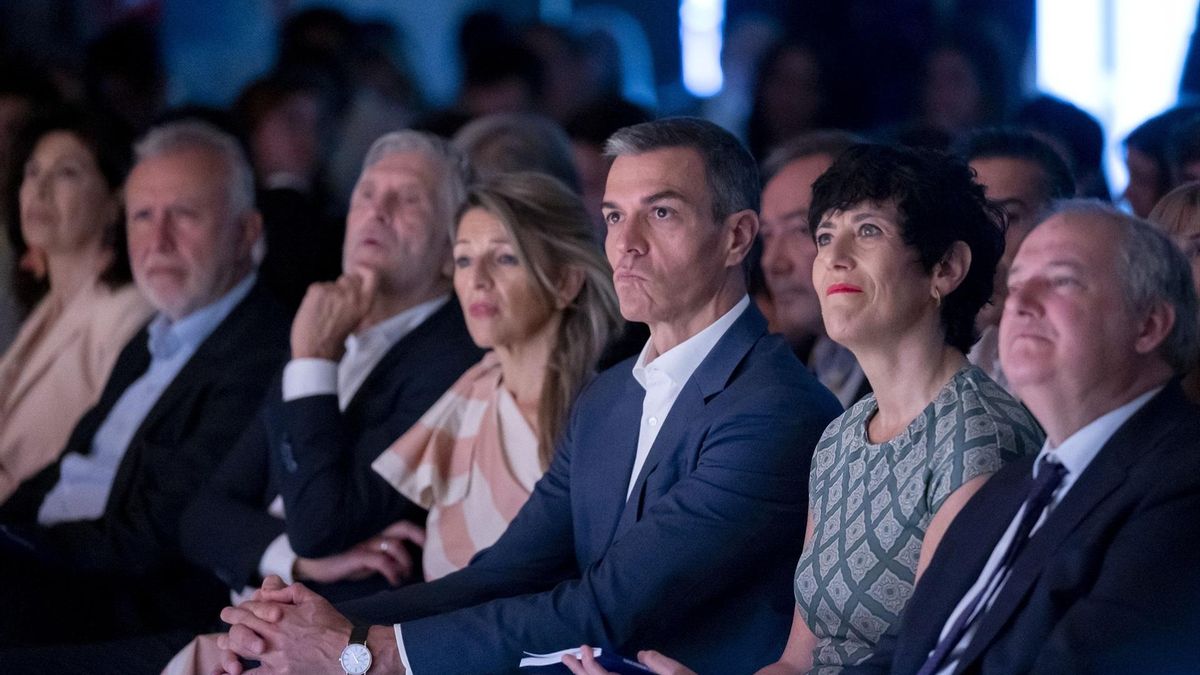 El presidente del Gobierno, Pedro Sánchez, y la ministra de Inclusión, Seguridad Social y Migraciones, Elma Saiz, en el Colegio Oficial de Arquitectos de Madrid (COAM).