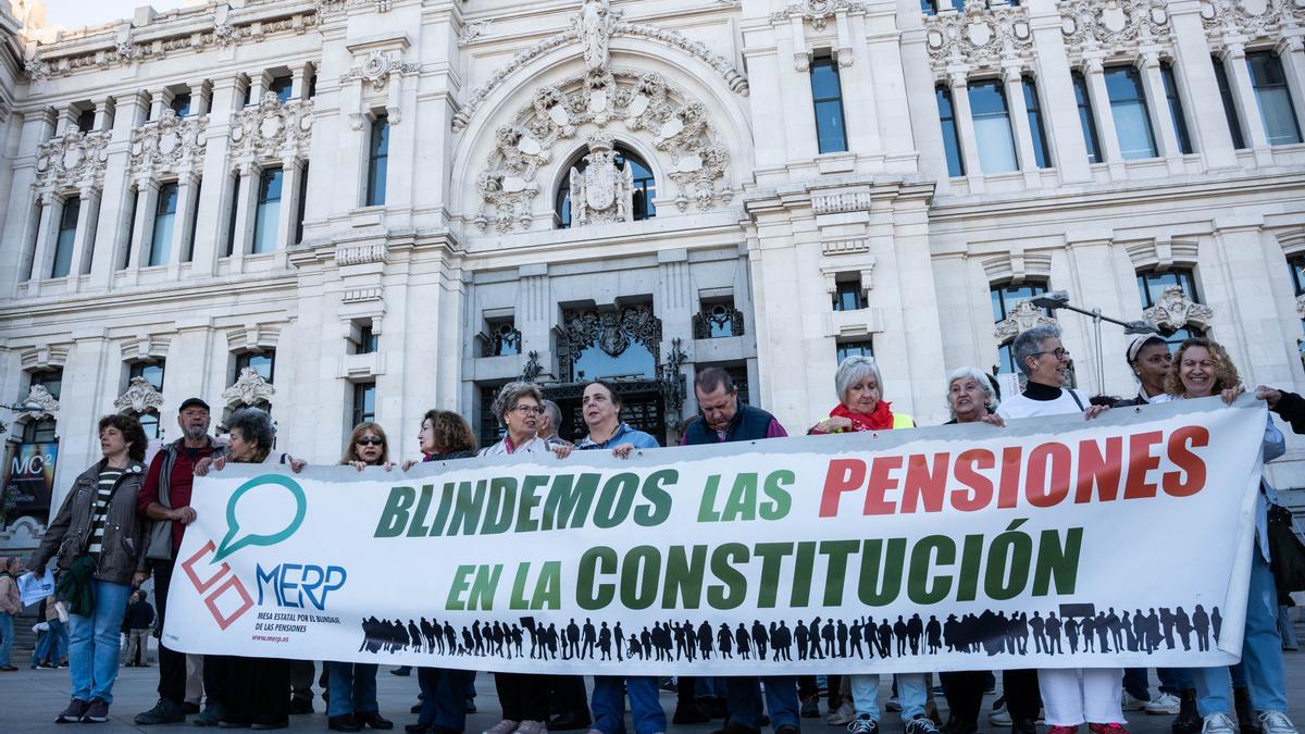 Archivo - Un grupo de personas durante una concentración para la protección de las pensiones, en Madrid, en 2024.