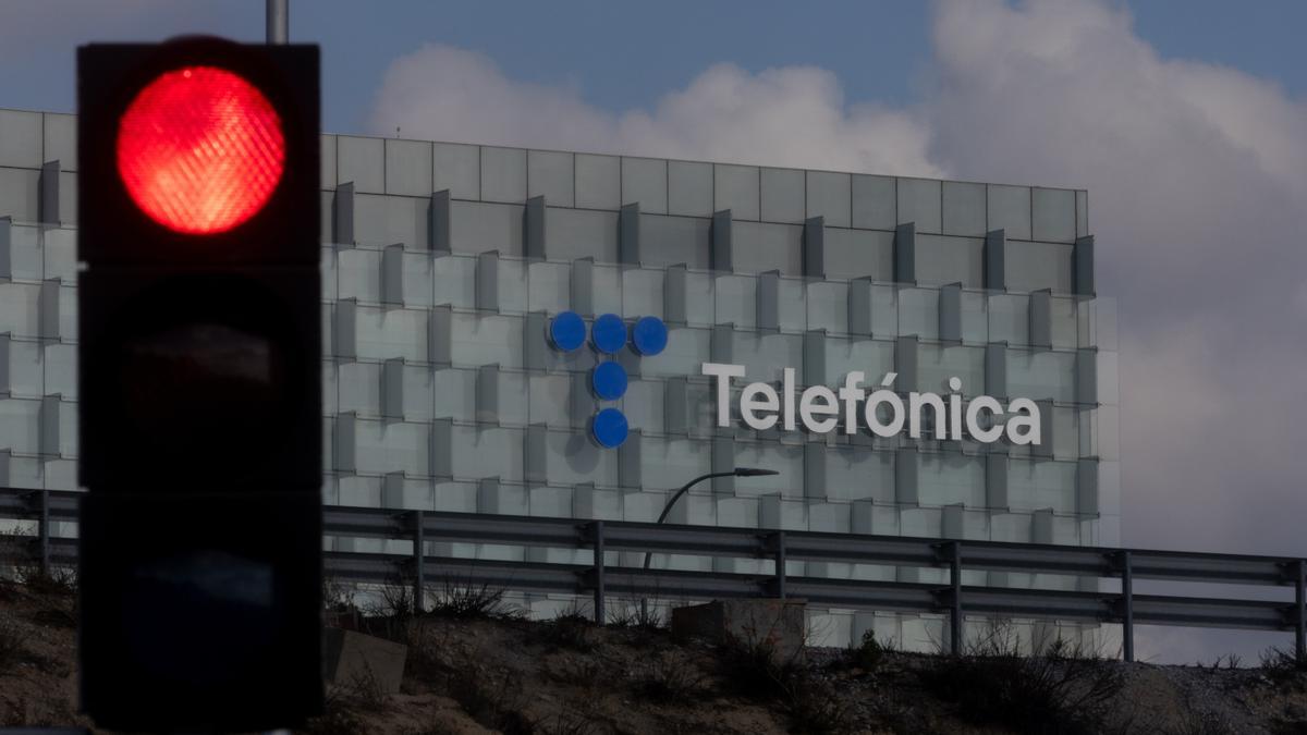 Telefónica presentará un ERE en siete empresas del grupo, aunque no precisa los afectados