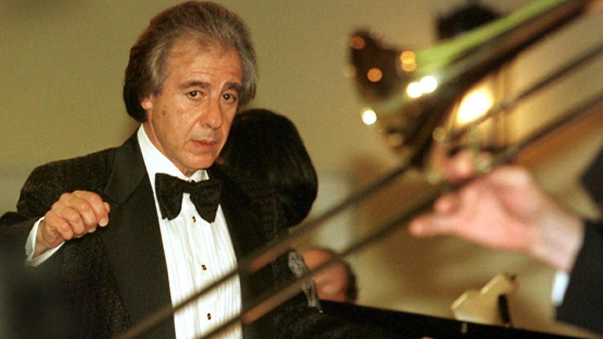 Fotografía de archivo del 17 de abril de 2005 del compositor Lalo Schifrin, durante una presentación en el Lincoln Center en Nueva York.