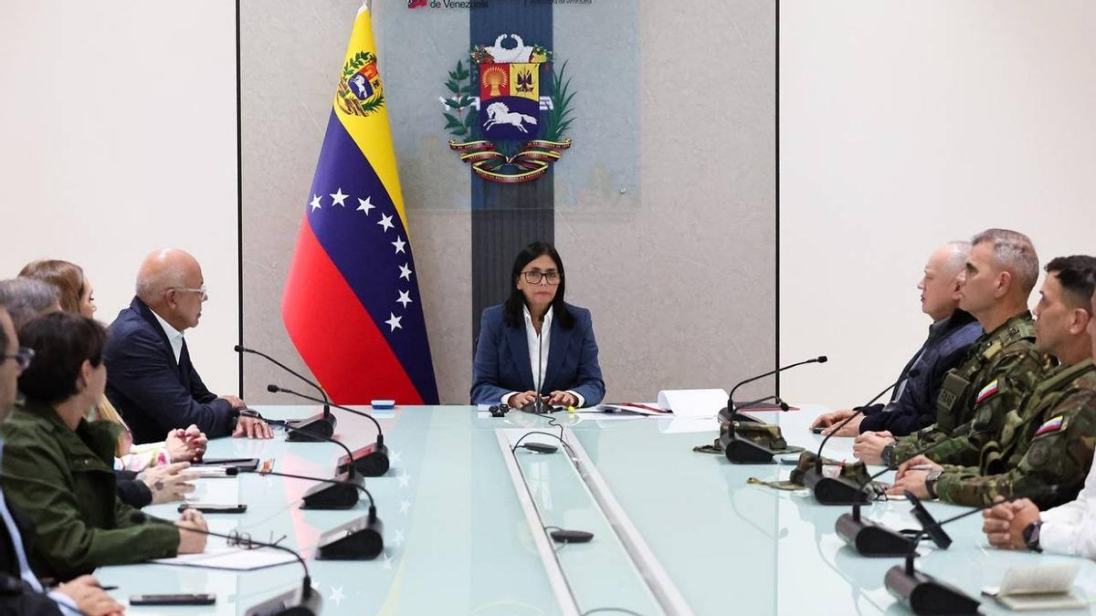 La vicepresidenta ejecutiva de Venezuela, Delcy Rodríguez, junto a representantes de los Poderes Públicos del Estado venezolano y de otras autoridades nacionales, encabeza reunión del Consejo de Defensa de la Nación ante la agresión militar en contra Venezuela
