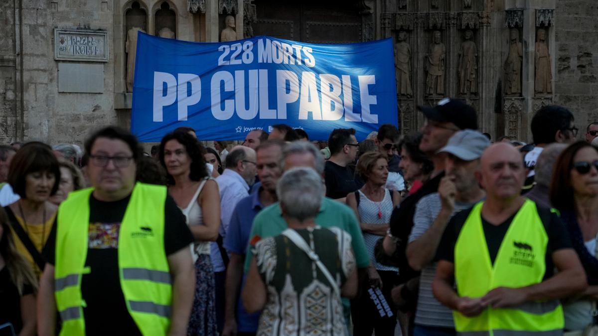Cientos de personas durante una concentración para pedir la dimisión de Carlos Mazón tras la gestión de la dana,
