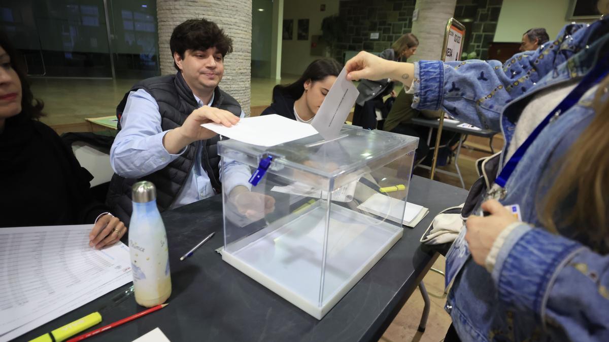 La democracia mundial frena su caída, pero los expertos descartan un cambio de tendencia