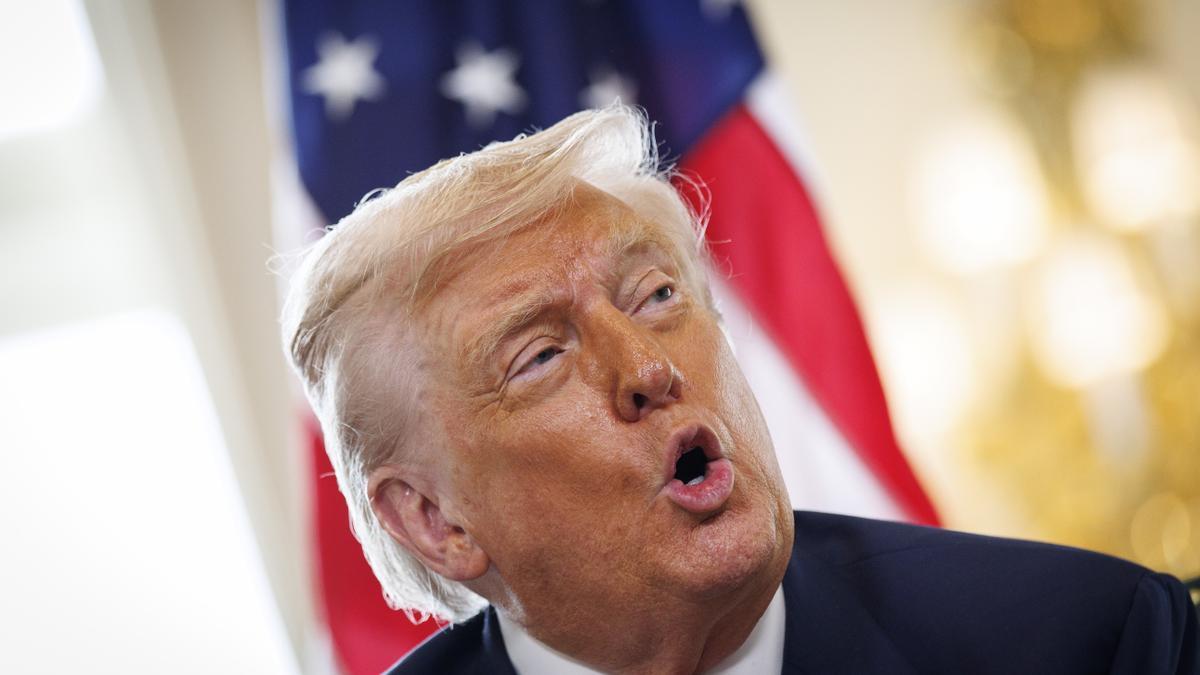 El presidente de Estados Unidos, Donald J. Trump, habla con los medios durante una reunión bilateral con el primer ministro británico en el campo de golf Trump Turnberry, en Turnberry, Escocia, Reino Unido.