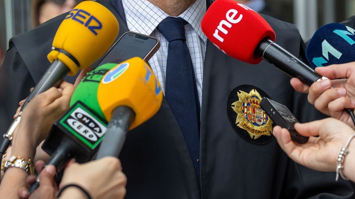 Micrófonos de diferentes medios tomando declaraciones a un juez en Melilla.