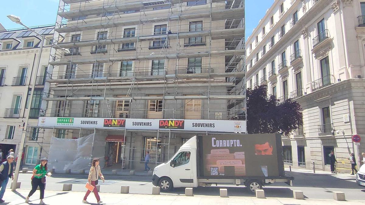 Imagen de los camiones de Hazte Oír con la cara de Pedro Sánchez.