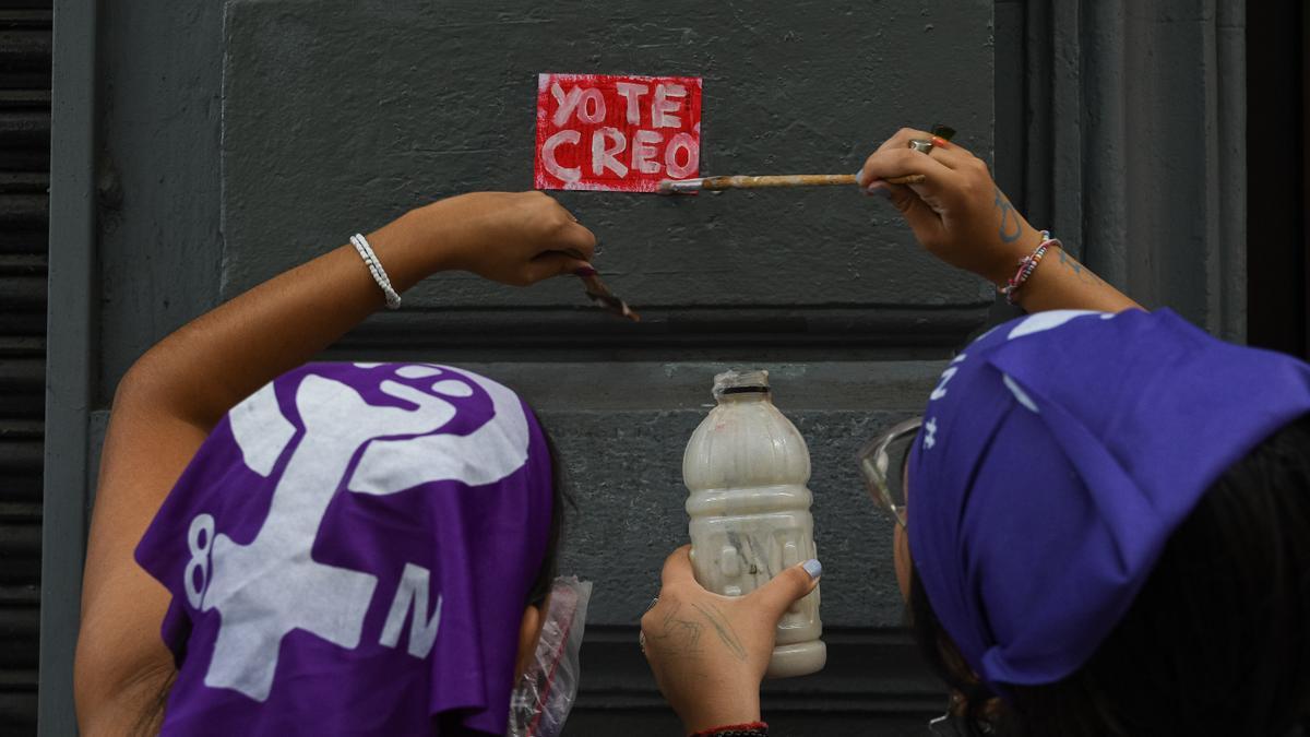 Dos mujeres en la manifestación por el 8M de 2025 en Buenos Aires (Argentina).