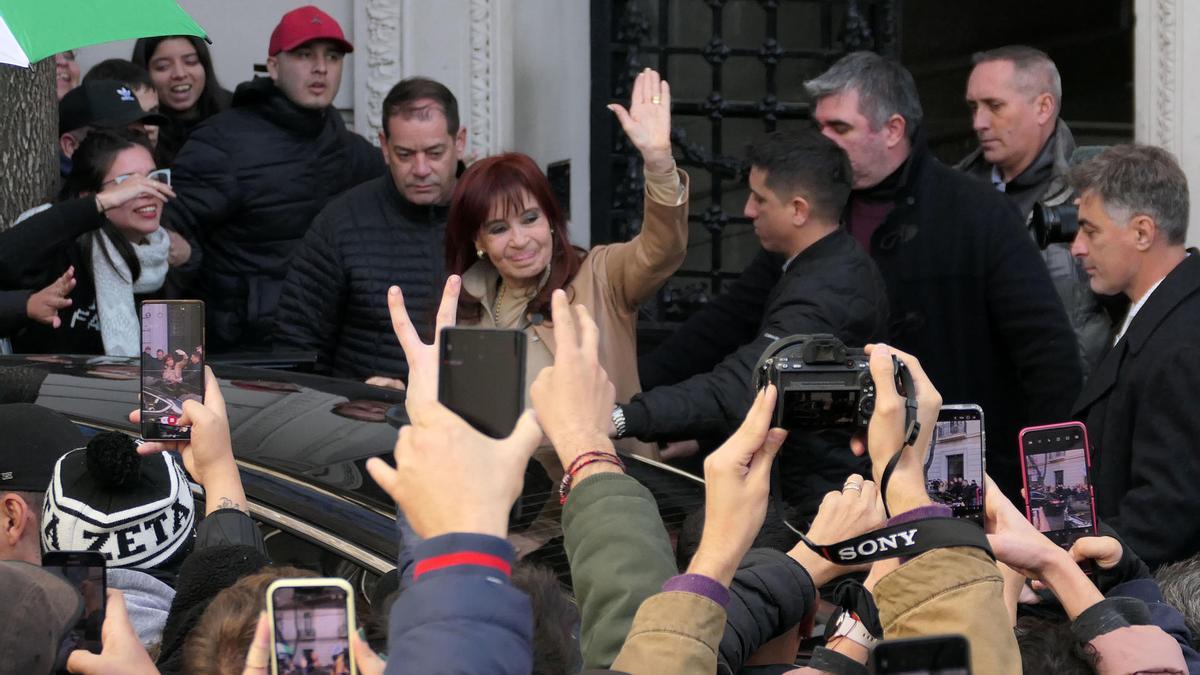 Peronistas se congregan en la casa de Cristina Fernández ante su posible detención