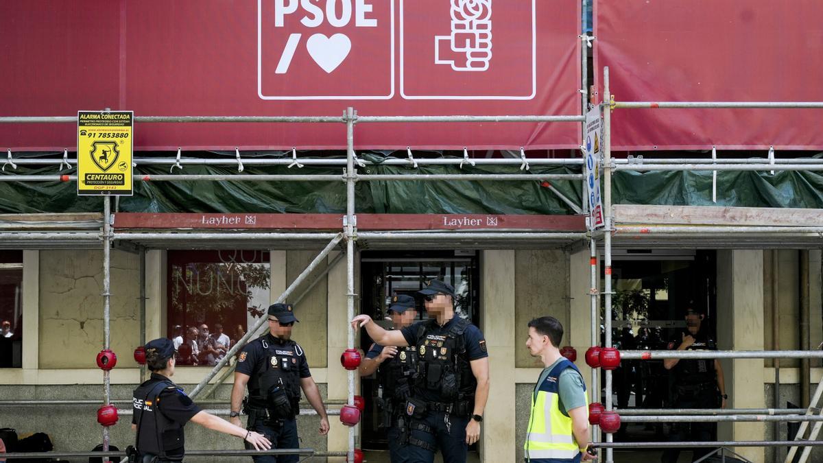 Agentes de la Policía durante la entrada de la UCO de la Guardia Civil en la sede del PSOE.