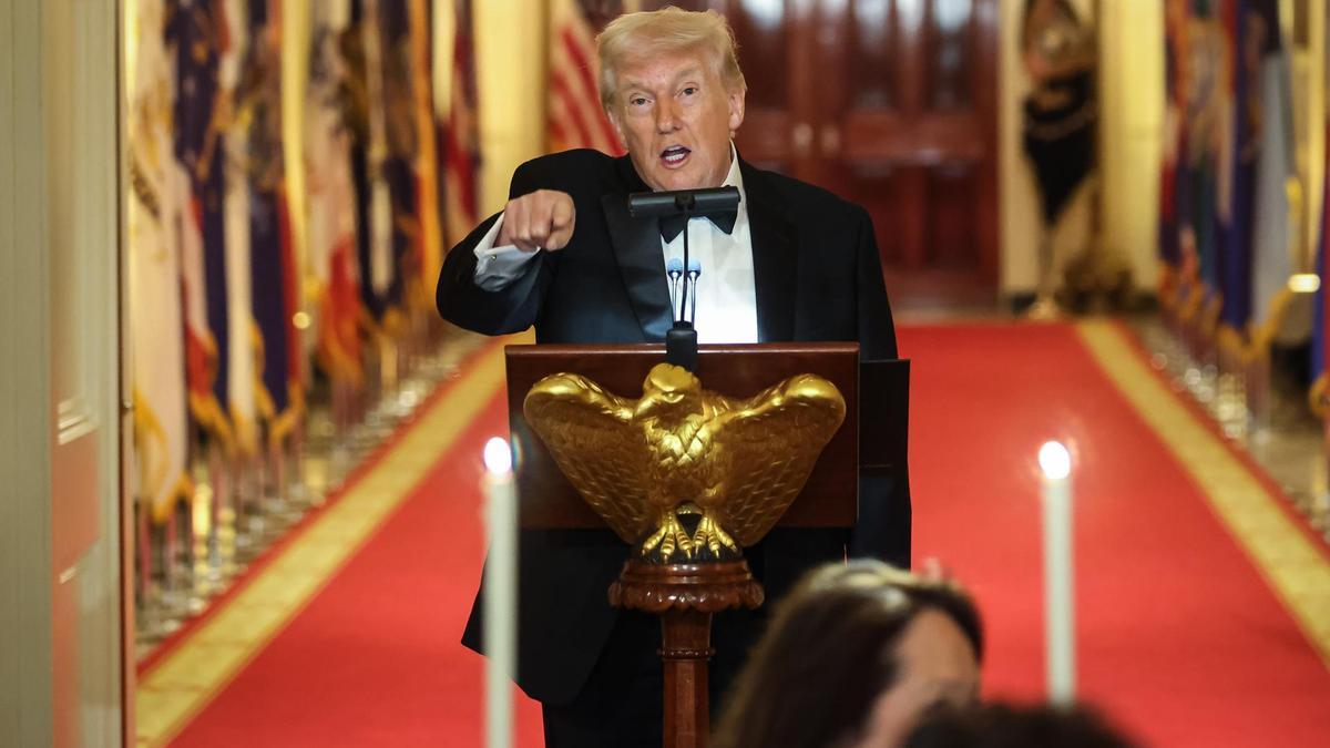 El presidente de Estados Unidos, Donald Trump, habla durante la Cena de Gobernadores en el Salón Este de la Casa Blanca.