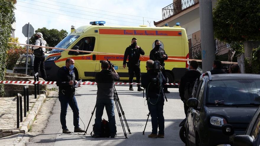 La Policía, una ambulancia y medios de comunicación frente a la casa de Giorgos Karaivaz tras su asesinato.