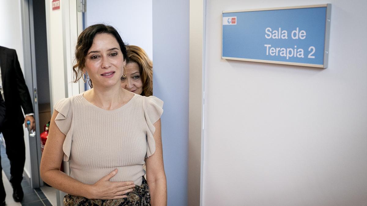 Ayuso entrega la prevención del cáncer de mama a Quirón mientras reduce los recursos en la pública