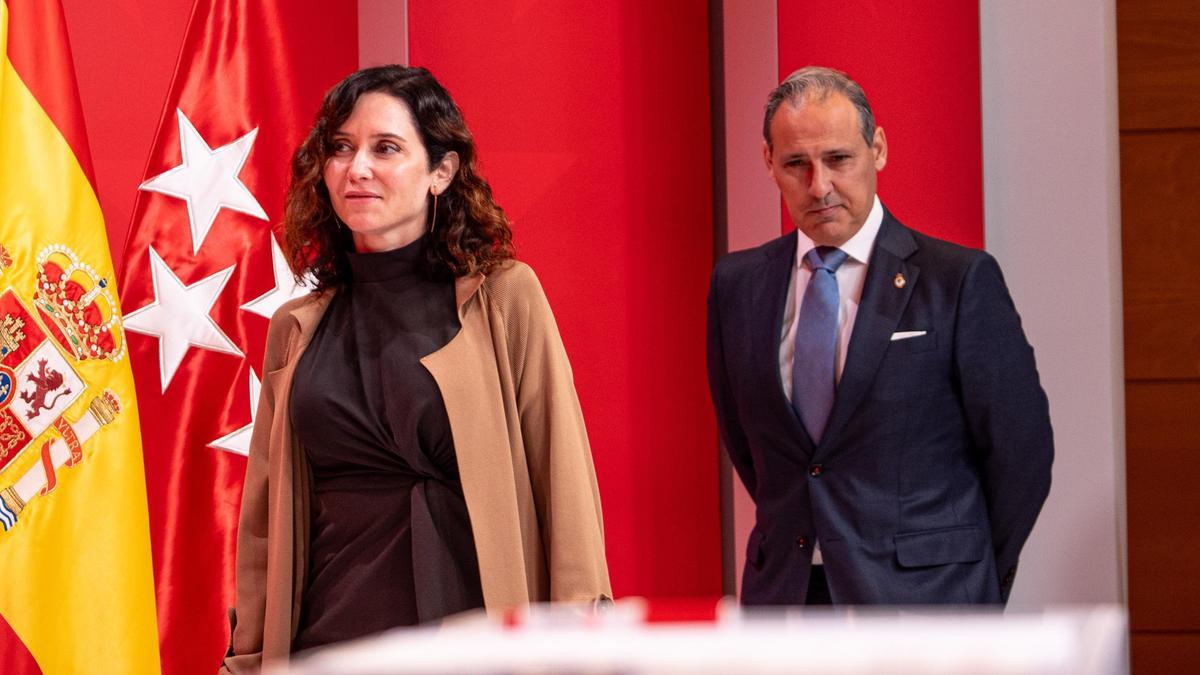La presidenta de la Comunidad de Madrid, Isabel Díaz Ayuso, junto al decano del ICAM, Eugenio Ribón, en un acto del pasado mayo.