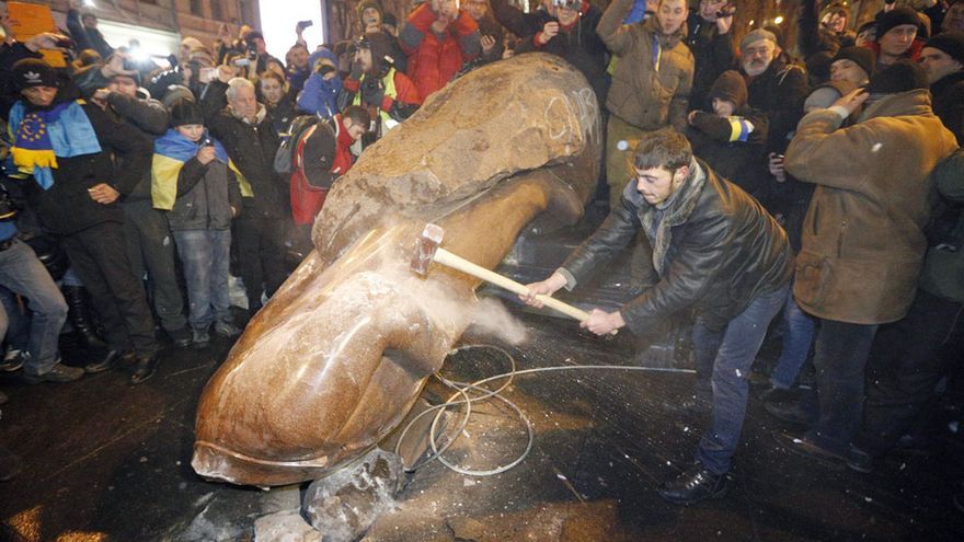 Un manifestante golpea la estatua de Lenin derribada en Kiev durante las protestas proeuropeas contra el presidente ucraniano, Víktor Yanukóvich, el pasado 8 de diciembre.