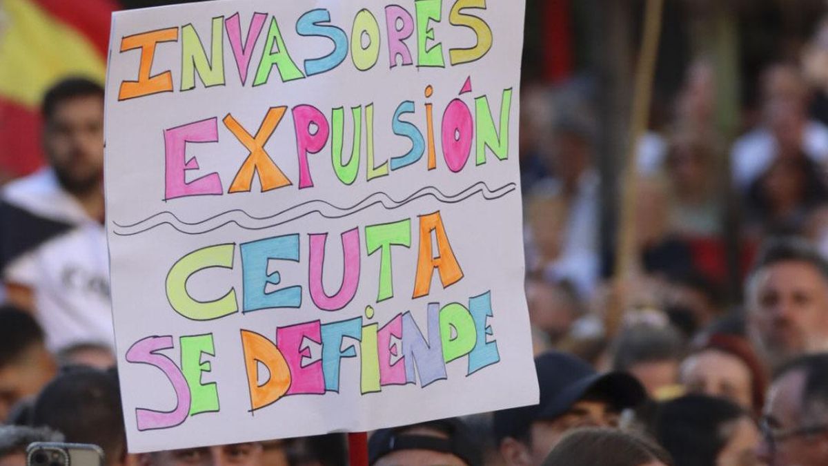 Concentración frente a la sede de la Delegación del Gobierno en Ceuta con lemas racistas.